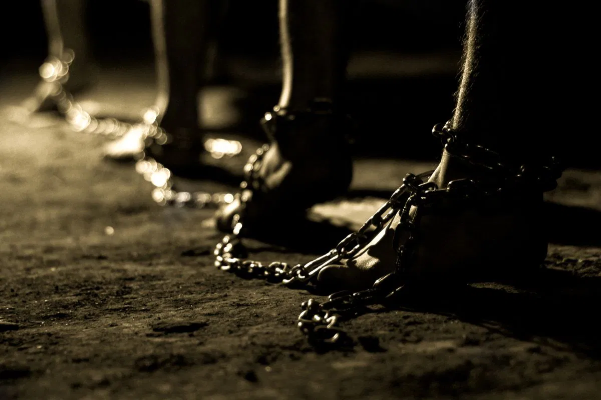 A photo of chains on prisoners' ankles