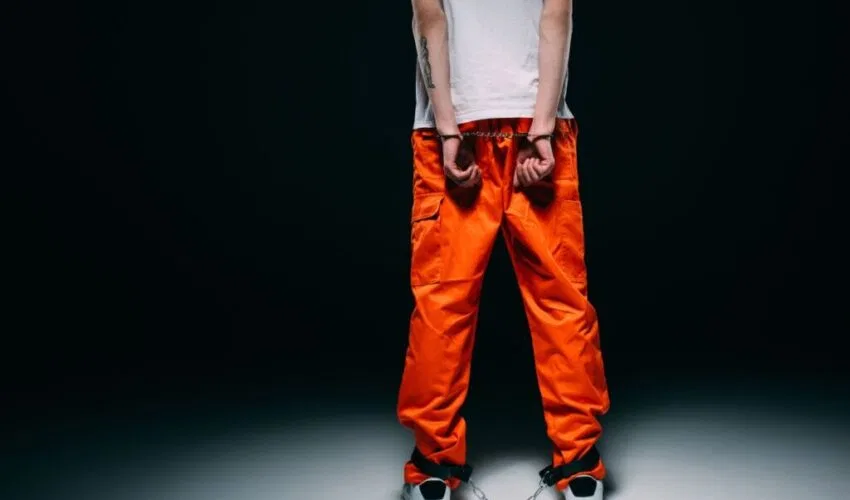 The inmate has an orange jail uniform color code.