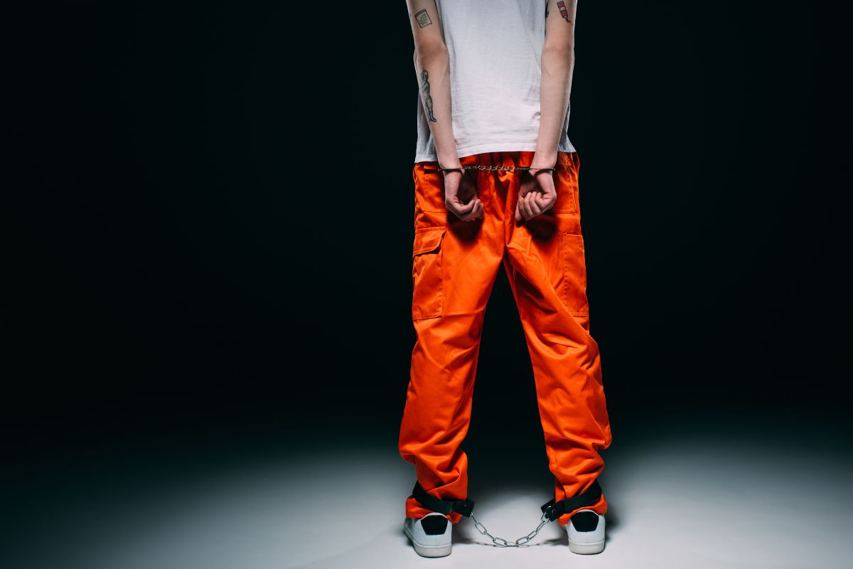 The inmate has an orange jail uniform color code.