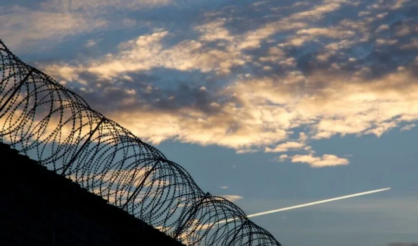 The walls of San Quentin Prison have barbed wire for the security of the most famous prisoners.