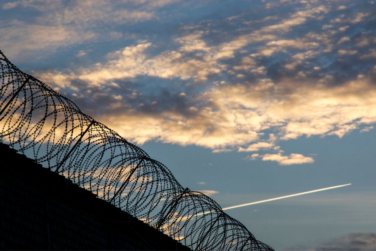 The walls of San Quentin Prison have barbed wire for the security of the most famous prisoners.