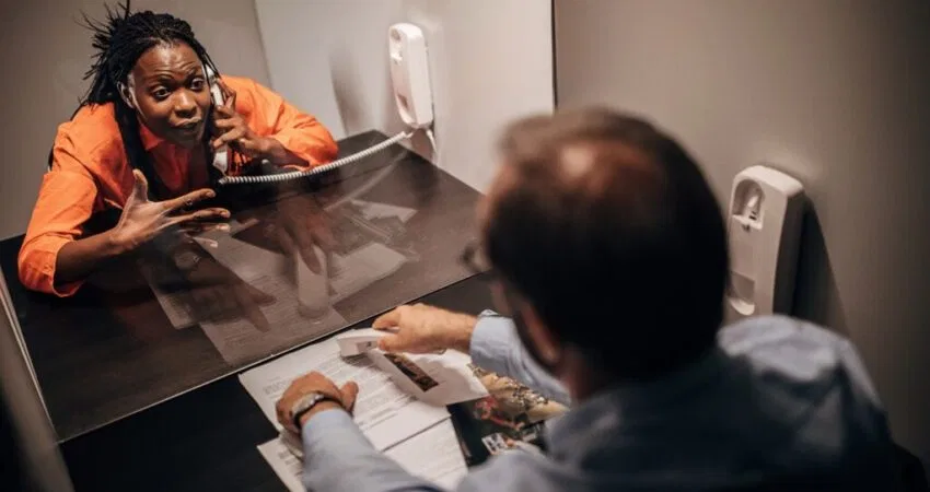 A female inmate talks to her lawyer.