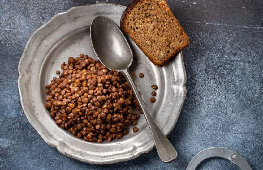 Delicious prison food cooked by prisoners.