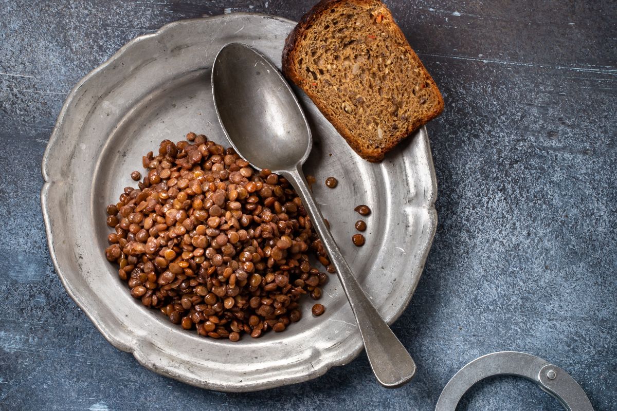 Delicious prison food cooked by prisoners.